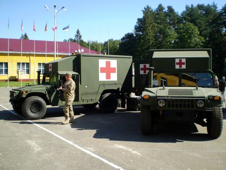 США передали Украине пять автомобилей военной скорой помощи. Фоторепортаж