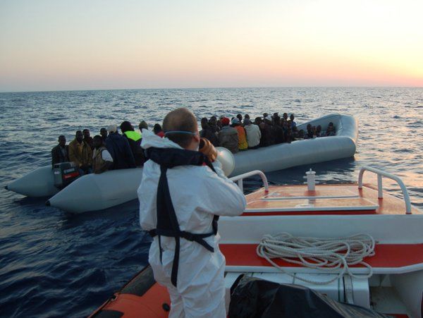 У берегов Италии за сутки спасли около 1100 мигрантов