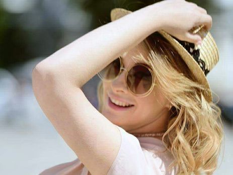 Елена Кравец показала руку новорожденной дочери