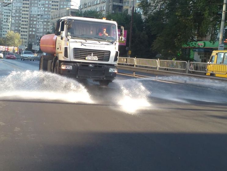 В Киеве усилили полив автомобильных дорог из-за жары