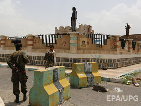 Смертник подорвал машину у здания милиции Йемена, как минимум 45 погибших