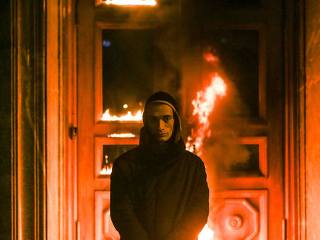 Прибитый с яйцом, зашитый и подгоревший: компания 