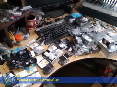 Правоохранители изъяли в Киеве оборудование, управляющее массивом сим-карт, виртуальными мобильными телефонами и рассылкой смс-сообщений