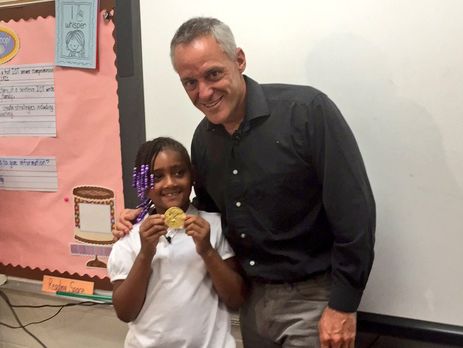 В США семилетняя девочка нашла в мусоре золотую медаль Олимпиады 1992 года