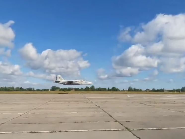 Штурмовик Су-25 на аэродроме в Луцке пролетел на сверхнизкой высоте. Видео
