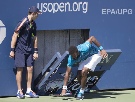 На французского теннисиста во время матча упало табло. Видео