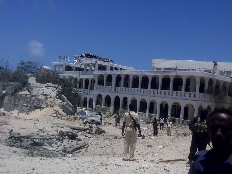 10 человек погибли и 22 ранены в результате взрыва возле отеля в Сомали &ndash; СМИ