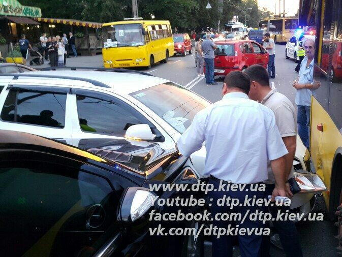В Киеве произошло ДТП с участием полицейского автомобиля, пострадали дети