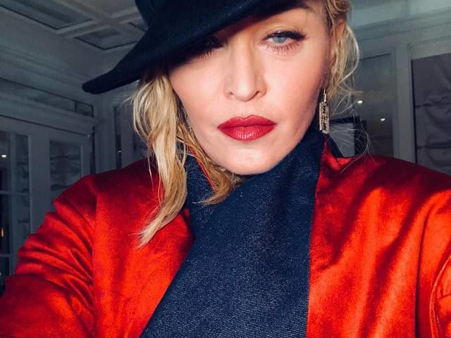 Мадонна показала видео своей растяжки на сцене и сообщила, что пошла на поправку