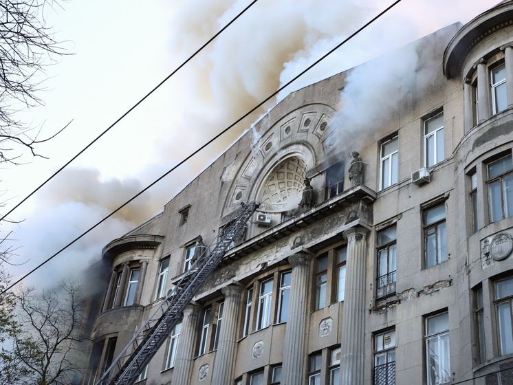 "Діти задихалися". За добу після пожежі в Одесі невідома доля ще 13 людей