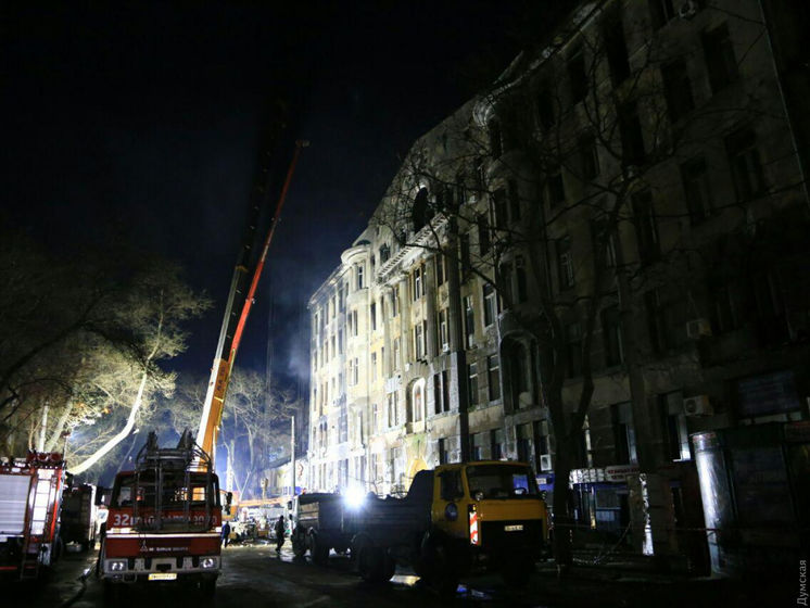 Полиция рассматривает две версии пожара в центре Одессы