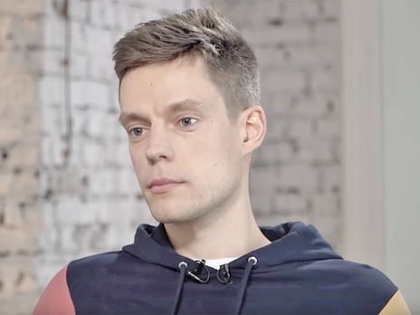 Дружище, ты можешь не иметь никакого отношения к политике, но стоит тебе усомниться в том, что в России все за…бись, – и ты больно споткнешься