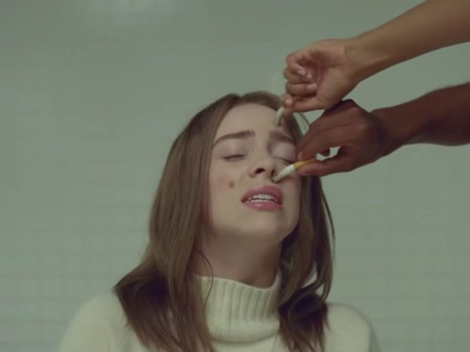 xanny. Билли Айлиш презентовала клип, в котором ей об лицо тушат сигареты. Видео