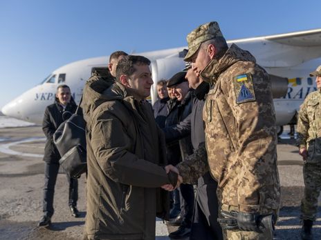 Зеленский во время визита в Донецкую область вручил подарки и пообедал с военными. Фоторепортаж