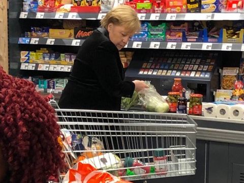 Меркель снова сфотографировали в супермаркете