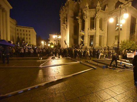 У Офиса президента начали ставить палатки