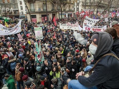 Французское правительство продолжит пенсионную реформу, которая вызвала общенациональные забастовки