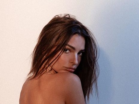 Ратаковски позировала топлес