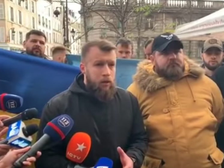 ﻿Активісти "Нацкорпусу" в Парижі закликали Зеленського не йти на поступки Путіну