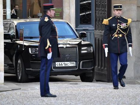 Меркель приехала на нормандский саммит на Mercedes, Зеленский – на Renault, Путин – на Aurus. Видео