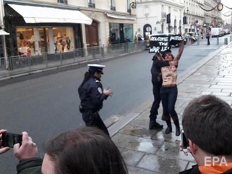 ﻿Активісткам Femen не дали провести акцію біля Єлисейського палацу в Парижі