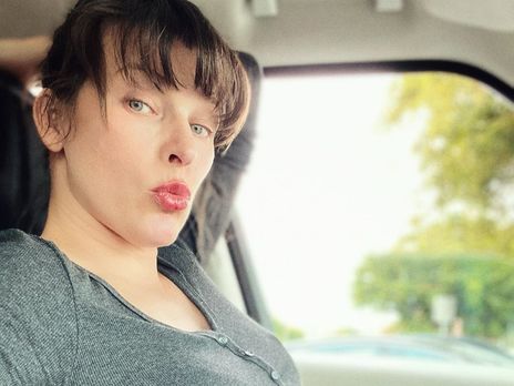 Беременная Йовович провела время с детьми на катке