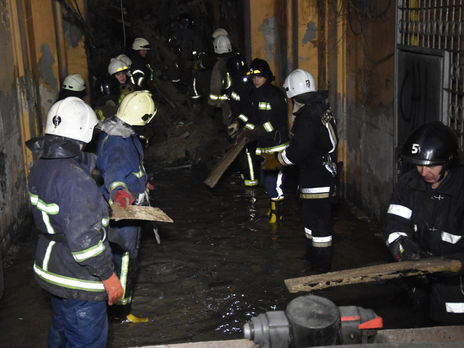 Спасатели продолжают искать тела четырех человек под завалами горевшего дома в центре Одессы. Фоторепортаж