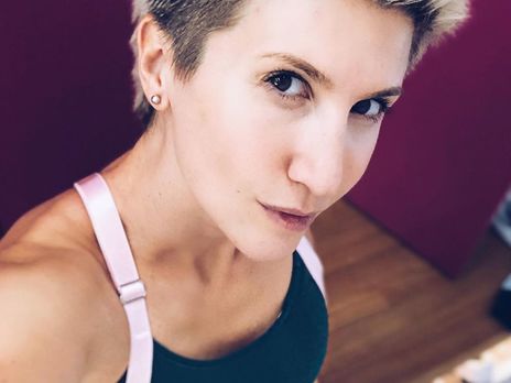 Анита Луценко покрасила волосы в розовый цвет