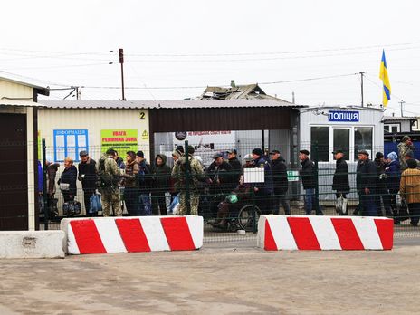 ﻿На Донбас попрямувало чотири вантажівки з гумдопомогою від Міжнародного комітету Червоного Хреста