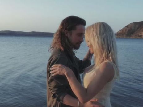 Памела Андерсон снялась в клипе Le Lac певца Жюльена Доре. Видео