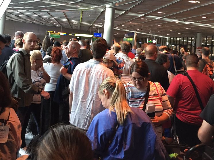 Из аэропорта Франкфурта эвакуировали пассажиров из-за угрозы взрыва