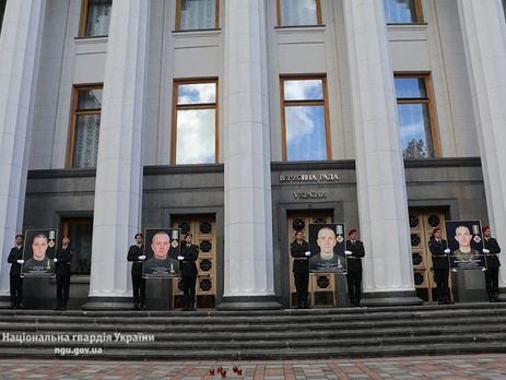 Под Радой возложили цветы в честь погибших год назад бойцов Нацгвардии