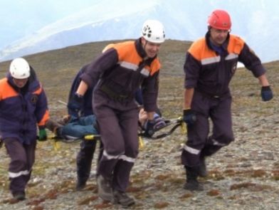 МЧС РФ: В Красноярском крае группа туристов бросила в горах травмированного товарища, чтобы успеть на самолет