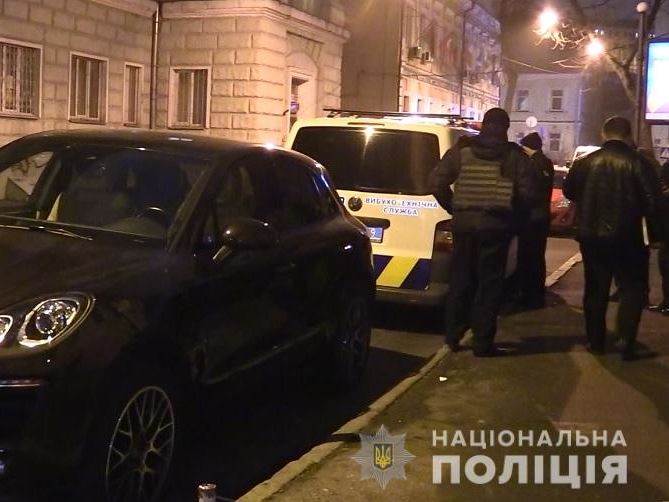 ﻿У Києві перехожий затримав чоловіка, який намагався прикріпити пристрій для стеження на автомобіль