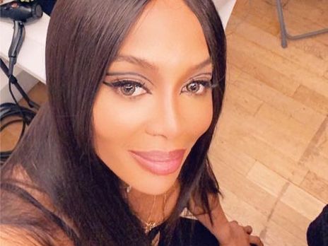 49-летняя Кэмпбелл снялась без бюстгальтера