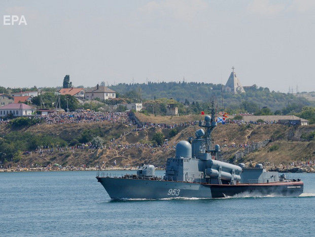 ﻿В окупованому Севастополі затонув плавучий док зі списаним підводним човном – ЗМІ