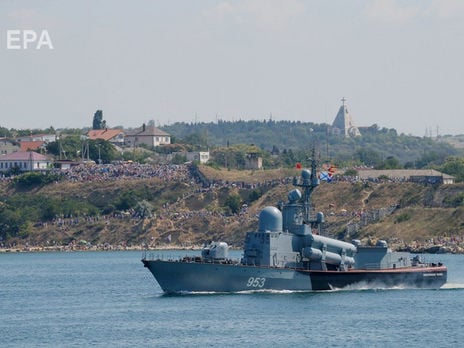 ﻿В окупованому Севастополі затонув плавучий док зі списаним підводним човном – ЗМІ