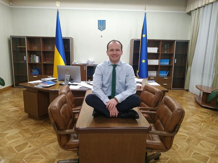 После сообщений об отставке министров Малюська опубликовал фото ботинок на столе, а Милованов пообещал продолжать реформы