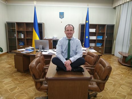 Після повідомлень про відставку міністрів Малюська опублікував фото черевиків на столі, а Милованов пообіцяв продовжувати реформи