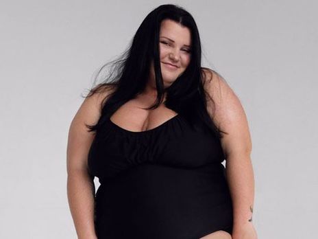 ﻿alyona alyona позувала в купальнику із глибоким декольте