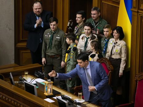 Украинские пластуны принесли в Раду Вифлеемский огонь. Фоторепортаж