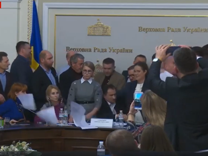 ﻿На засіданні аграрного комітету Ради Тимошенко розкидала папери. Відео