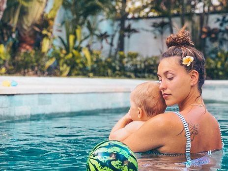 Тодоренко снялась кормящей грудью сына Майкла