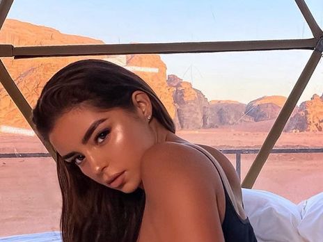 Модель plus size Деми Роуз в образе брюнетки показала тело в микрокупальнике