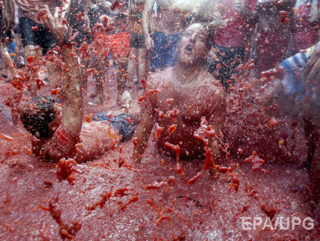 В испанском городе Буньоль более 20 тыс. человек поучаствовали в томатной битве. Фоторепортаж