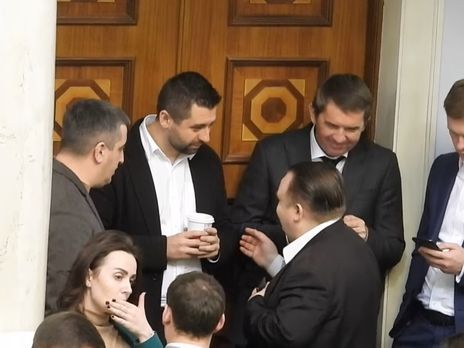 ﻿Журналіст повідомив, що Арахамія не випускав нардепів від 