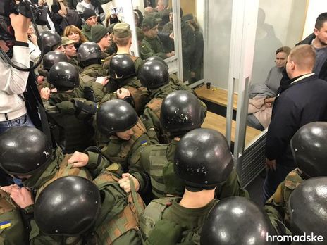 Силовики штурмовали зал суда, чтобы вывести из него фигурантку дела об убийстве Шеремета Кузьменко
