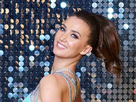 Ризатдинова засветила грудь в декольте