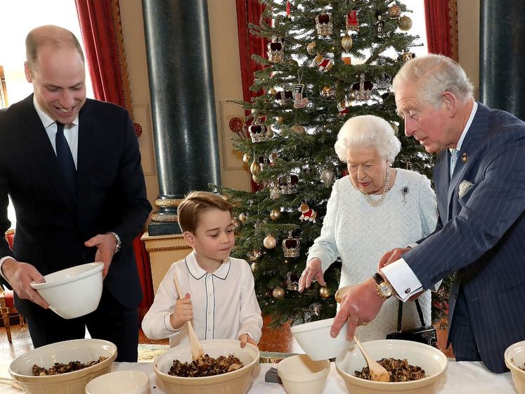 Принц Джордж вместе с принцем Чарльзом, Уильямом и Елизаветой II приготовил рождественский пудинг