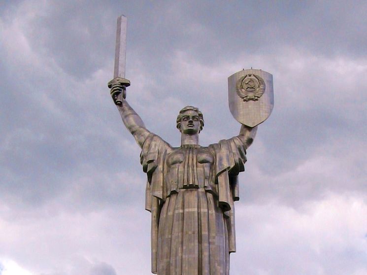 Директор института нацпамяти заявил, что убрать советский герб с памятника "Родина-мать" в Киеве будет дорого стоить